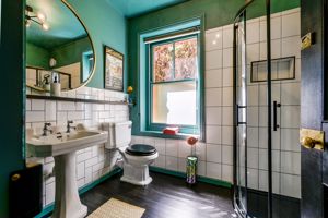 Shower room- click for photo gallery